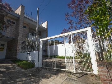 Frente gradeada, com cerca el�trica e tela de prote��o.