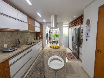 Cozinha (coifa, micro-ondas e forno el�trico Tramontina. Geladeira side by side c/ dispenser) 