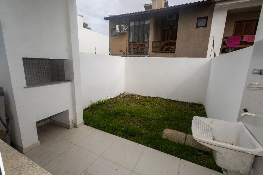 �rea de servi�o c/ churrasqueira e p�tio